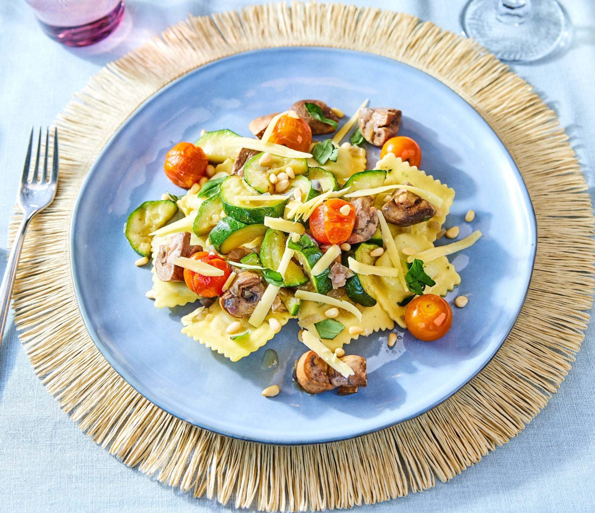 Yummiz vegetarisch gerecht ravioli met ricotta, spinazie en cherrytomaten